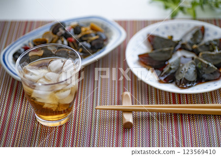 中國菜開胃菜Petan和紹興酒,用於醬油醃蛤蜊 中國菜開胃菜Petan和紹興酒,用於醬油醃蛤蜊 123569410