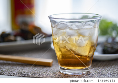中國菜開胃菜Petan和紹興酒，用於醬油醃蛤蜊 123569413