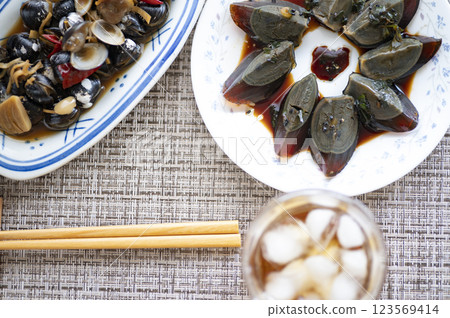 Chinese food appetizer Petan and Shaoxing wine for pickled clams in soy sauce 123569414
