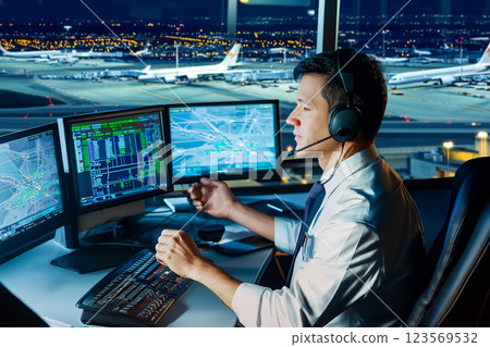 空中交通管制員在機場控制塔內監控飛機的圖片 空中交通管制員在機場控制塔內監控飛機的圖片 123569532