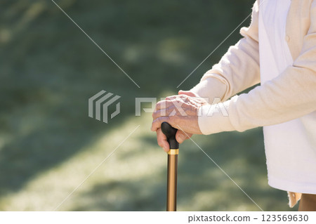 老年婦女的手握著拐杖 123569630