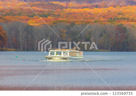北海道的秋天:紅葉與遊覽船交相輝映的大沼公園 北海道的秋天:紅葉與遊覽船交相輝映的大沼公園 123569735