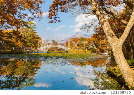 北海道的秋天：大沼公園的紅葉 123569750