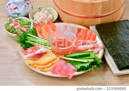 手捲壽司圖像。鮭魚子、蝦子、鮪魚、鮭魚、鮪魚蛋黃醬等 手捲壽司圖像。鮭魚子、蝦子、鮪魚、鮭魚、鮪魚蛋黃醬等 123569888