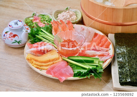 手捲壽司圖像。鮭魚子、蝦子、鮪魚、鮭魚、鮪魚蛋黃醬等 123569892