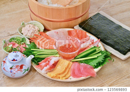 Image of hand-rolled sushi. Salmon roe, shrimp, tuna, salmon, tuna mayonnaise, etc. 123569893