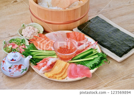 Image of hand-rolled sushi. Salmon roe, shrimp, tuna, salmon, tuna mayonnaise, etc. 123569894