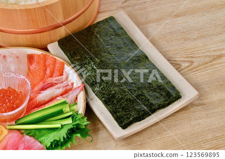 手捲壽司圖像。鮭魚子、蝦子、鮪魚、鮭魚、鮪魚蛋黃醬等 123569895