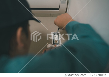 Electrical worker  123570094
