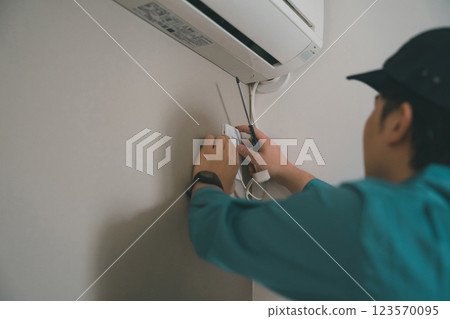 Electrical worker  123570095