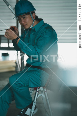 Electrical worker  123570116