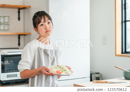 孩子,女孩,孩子們在廚房裡拿著蔬菜(困擾,不喜歡蔬菜,喜歡和不喜歡) 孩子,女孩,孩子們在廚房裡拿著蔬菜(困擾,不喜歡蔬菜,喜歡和不喜歡) 123570612