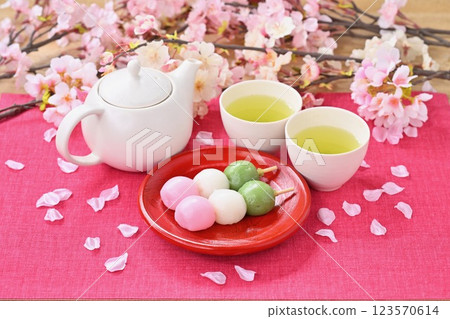 花見團子、賞櫻團子、三色團子。對於春天的圖像。 123570614