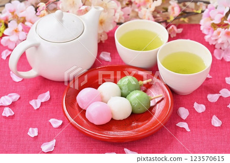 花見團子、賞櫻團子、三色團子。對於春天的圖像。 123570615