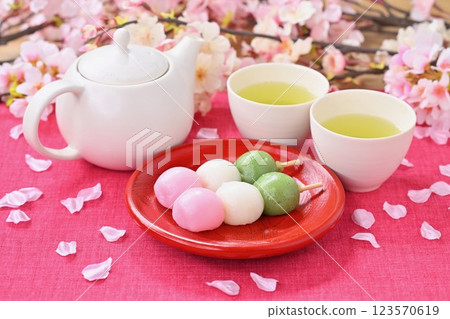 花見團子、賞櫻團子、三色團子。對於春天的圖像。 123570619