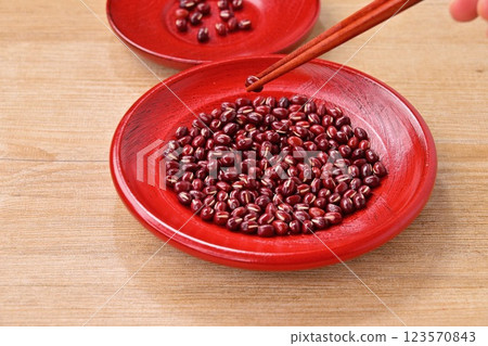 Practice picking up red beans with chopsticks. 123570843