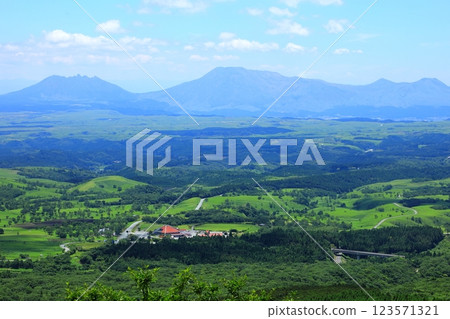 初夏的瀨本高原和阿蘇山 初夏的瀨本高原和阿蘇山 123571321
