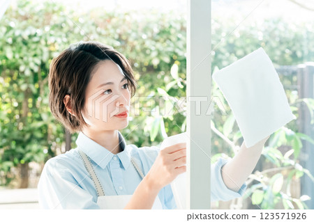 清洗窗戶的年輕女子 123571926