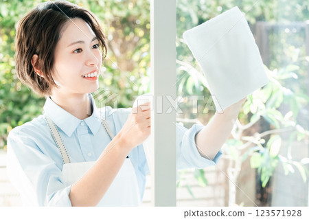 清洗窗戶的年輕女子 123571928