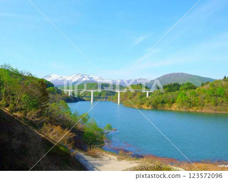 寒江水庫、月山湖、大噴泉、月山、西川町 123572096