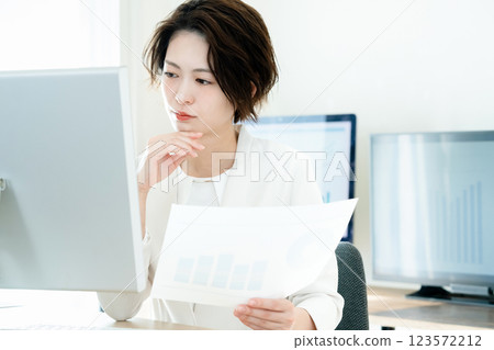 女商人在辦公室思考 123572212