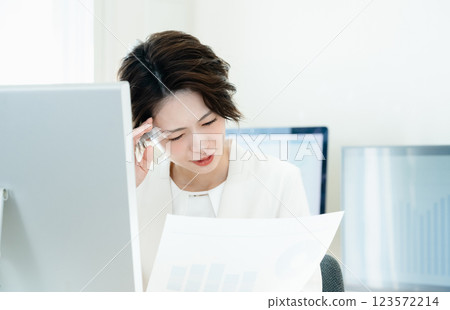 Business woman thinking in the office 123572214