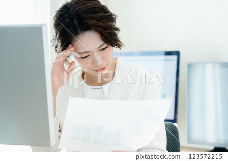 Business woman thinking in the office 123572215