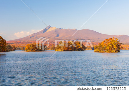 北海道的秋天:大沼公園的紅葉、大沼湖和黃昏的北海道駒岳 北海道的秋天:大沼公園的紅葉、大沼湖和黃昏的北海道駒岳 123572225