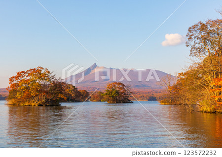 北海道的秋天:大沼公園的紅葉、大沼湖和黃昏的北海道駒岳 北海道的秋天:大沼公園的紅葉、大沼湖和黃昏的北海道駒岳 123572232