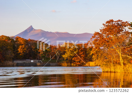 北海道的秋天：大沼公園的紅葉、小沼湖和黃昏的北海道駒岳 123572262