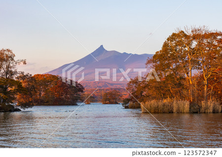 北海道的秋天：大沼公園的紅葉、大沼湖和黃昏的北海道駒岳 123572347