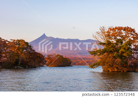 北海道的秋天:大沼公園的紅葉、大沼湖和黃昏的北海道駒岳 北海道的秋天:大沼公園的紅葉、大沼湖和黃昏的北海道駒岳 123572348