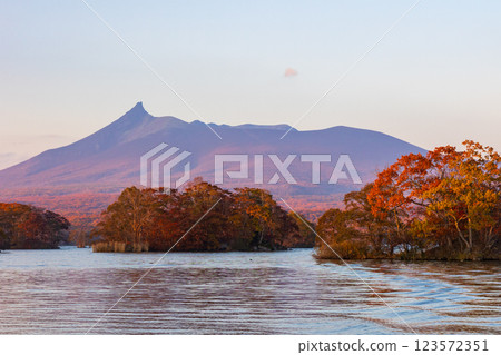 北海道的秋天：大沼公園的紅葉、大沼湖和黃昏的北海道駒岳 123572351