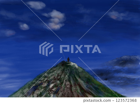 一個人在靜謐的夜晚欣賞山間美景 123572368