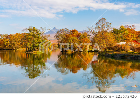 北海道的秋天:大沼公園的紅葉 北海道的秋天:大沼公園的紅葉 123572420