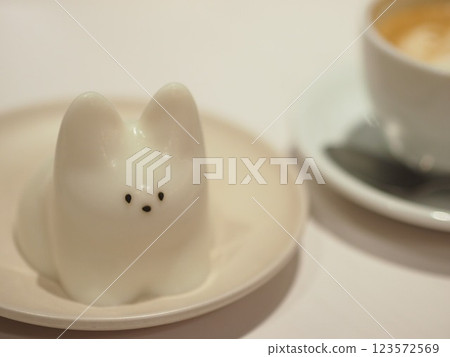 Cute cat-shaped sweets Cute cat-shaped sweets 123572569