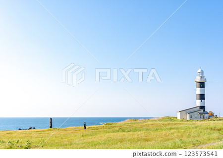 北緯40度男鹿國定公園入道崎燈塔,一望無際的草原全景 北緯40度男鹿國定公園入道崎燈塔,一望無際的草原全景 123573541