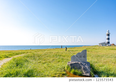 北緯40度男鹿國定公園入道崎燈塔,一望無際的草原全景 北緯40度男鹿國定公園入道崎燈塔,一望無際的草原全景 123573543