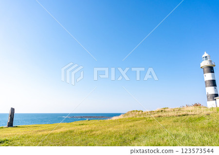 北緯40度男鹿國定公園入道崎燈塔，一望無際的草原全景 123573544