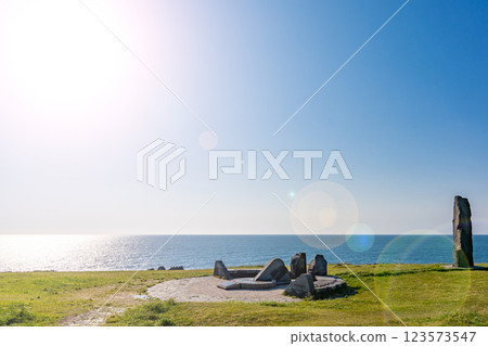 北緯40度男鹿國定公園入道崎燈塔，一望無際的草原全景 123573547