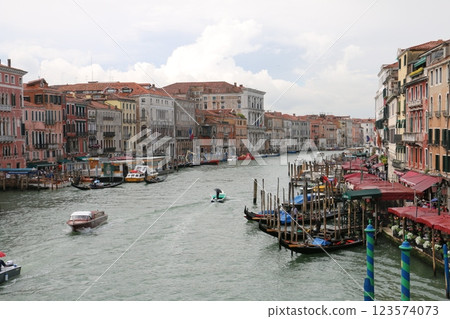 從裡亞托橋俯瞰威尼斯大運河 從裡亞托橋俯瞰威尼斯大運河 123574073