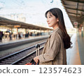 一位表情溫柔的女人在車站等火車 123574623