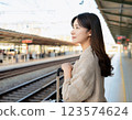 一位表情溫柔的女人在車站等火車 123574624