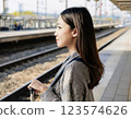 一位表情溫柔的女人在車站等火車 123574626