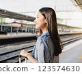 一位表情溫柔的女人在車站等火車 123574630