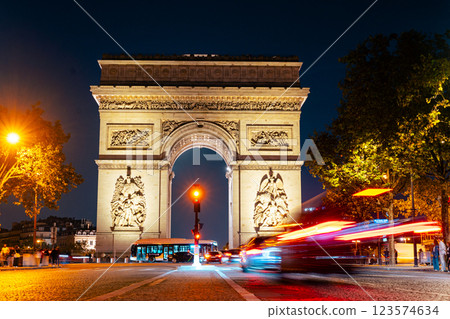 architecture in paris 123574634