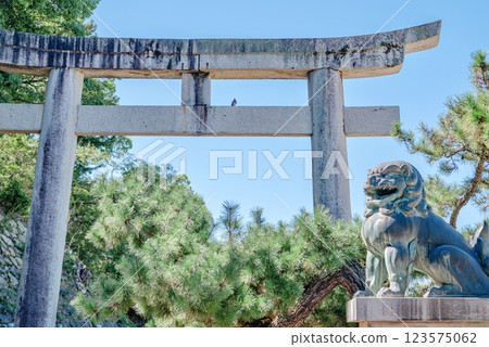 Guardian lion and torii gates of Itsukushima Shrine 123575062