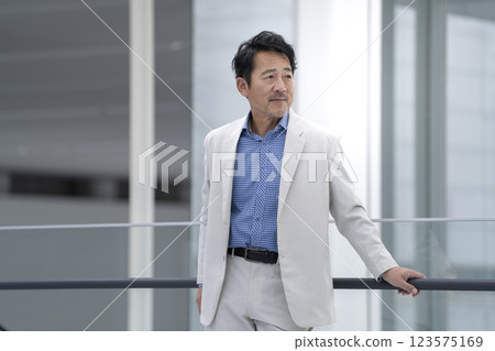 一名 50 多歲、身穿白色夾克的男子 一名 50 多歲、身穿白色夾克的男子 123575169