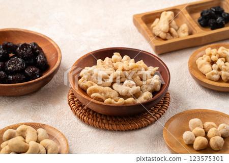 Mixed nuts Almonds Hazelnuts Cashews Walnuts Healthy Dried Fruit Flavored mixed nuts ナッツ 123575301
