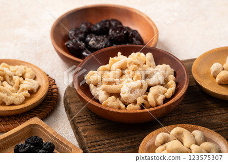 Mixed nuts Almonds Hazelnuts Cashews Walnuts Healthy Dried Fruit Flavored mixed nuts ナッツ Mixed nuts Almonds Hazelnuts Cashews Walnuts Healthy Dried Fruit Flavored mixed nuts ナッツ 123575307